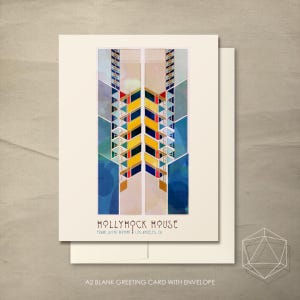 Puede incluir: Tarjeta de felicitación A2 en blanco con sobre. Presenta una colorida ilustración geométrica de la Hollyhock House diseñada por Frank Lloyd Wright en Los Ángeles, CA. El diseño incluye detalles en azul, amarillo y rojo.