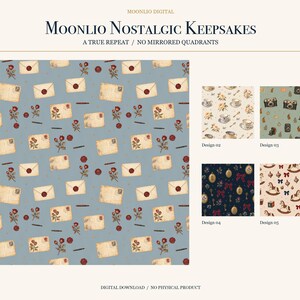 K&ouml;nnte beinhalten: Eine digitale Musterkollektion mit dem Titel Moonlio Nostalgic Keepsakes, die einen blauen Hintergrund mit Vintage-Umschl&auml;gen, roten Rosen und Wachssiegeln zeigt. Weitere Muster zeigen Teetassen, Kameras, goldene Medaillons mit Schleifen und Schaukelpferde.