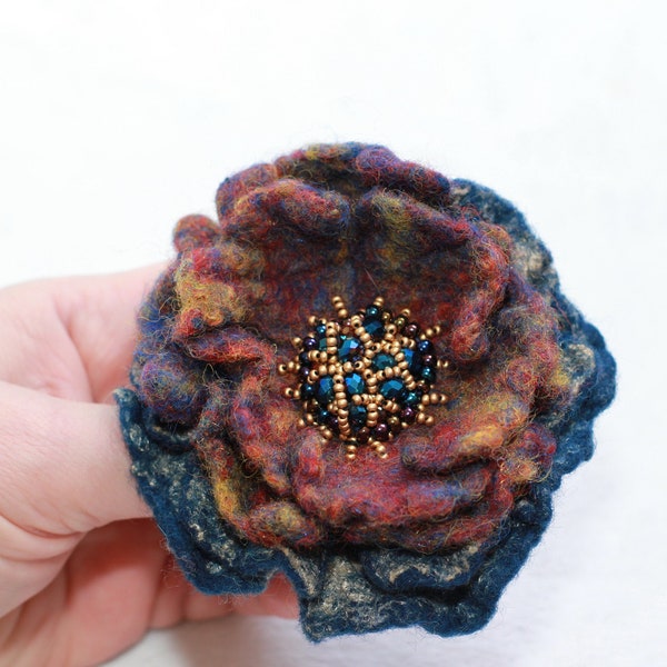 Broche de flor de fieltro: Viola, joyería de lana con cuentas bordadas