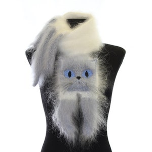 Handgebreide wollige kattensjaal: mohairmix, wit en grijsblauw
