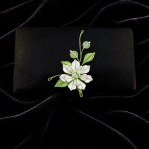 Broche de flor de jazmín envuelto en hilo, alfiler botánico de solapa hecho a mano, joyería floral de estilo cottagecore, elegante boutonniere para traje.