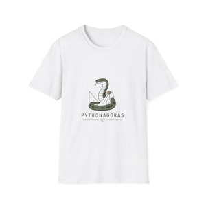 Może przedstawiać: Biały t-shirt z krótkim rękawem z grafiką przedstawiającą zielonego węża w białej todze i ze złotą broszką. Wąż znajduje się obok trójkąta prostokątnego z oznaczeniami a, b i c. Poniżej grafiki znajduje się napis PYTHONAGORAS.