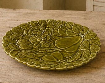 Große, antike Sarreguemines-Platte aus grünem Steingut – Früchte und Blätter im Relief, französische Majolika.