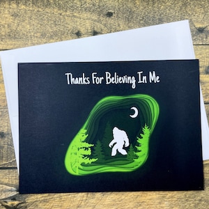 Bigfoot Sasquatch en la tarjeta Forrest Gracias Felicitaciones Tarjeta Motivacional Creyendo en mí