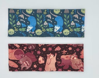 Wasbeer- en opossum-hoofdbanden van gebreide stof, zachte en wasbare hoofdbanden met een wasbeerprint.