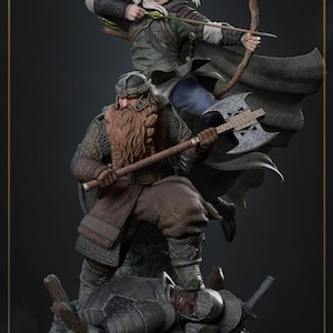 Pode incluir: Uma estátua colecionável detalhada apresentando Legolas com arco e flecha e Gimli segurando um machado de lâmina dupla, sobre uma figura com armadura caída. A base é circular com entalhes e o texto The Lord of the Rings.