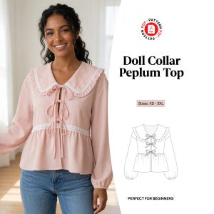 Puede incluir: Una blusa peplum de manga larga en color rosa claro con un cuello bobo grande, ribete de encaje blanco y tres cierres de lazo frontales. La imagen incluye el texto Doll Collar Peplum Top, Sizes: XS - 3XL y un dibujo lineal del diseño.