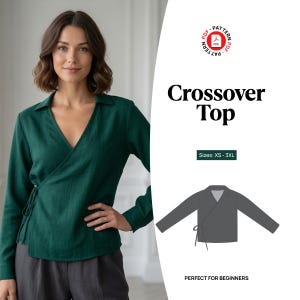 Op de afbeelding: Een donkergroene wikkelblouse met lange mouwen, een kraag en een striksluiting aan de zijkant. De afbeelding bevat de tekst Crossover Top, PDF Pattern, Sizes: XS-3XL en een grijze technische tekening van het kledingstuk op een witte achtergrond.