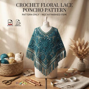 Puede incluir: Un patrón de poncho de encaje floral a ganchillo en azul verdoso y beige sobre un maniquí. El texto dice CROCHET FLORAL LACE PONCHO PATTERN y PATTERN ONLY - NOT A FINISHED ITEM. Incluye iconos de PDF, lana y unas tijeras.