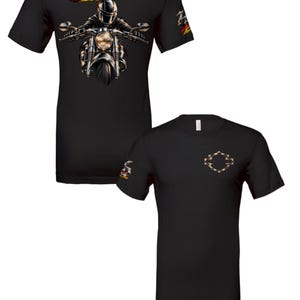 Könnte beinhalten: Ein schwarzes Kurzarm-T-Shirt mit einer Grafik auf der Rückseite, die einen Motorradfahrer zeigt, sowie dem Schriftzug Harley-Luja über einem deutschen Flaggenmotiv. Die Vorderseite zeigt ein kleines, stilisiertes Emblem auf der Brust und einen Aufdruck am Ärmel.