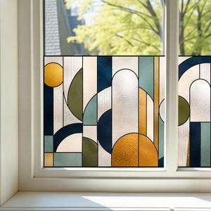 Puede incluir: Una película para ventana con un patrón geométrico de vidriera que presenta semicírculos, círculos y rectángulos verticales en tonos azul marino, verde salvia, amarillo mostaza y crema. El diseño incluye paneles texturizados.