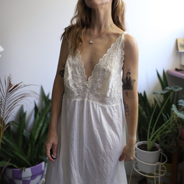 Vintage 1980s Shadowline white lace plunging v-neckline slip dress lingerie