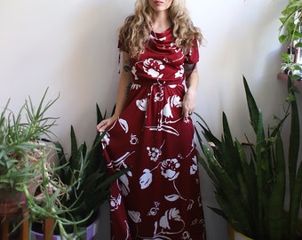 Robe longue vintage à fleurs Julie Miller bordeaux, hibiscus hawaïen, col bénitier