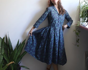 Vintage 1950s fit and flare dress full skirt blue green abstract organic swirl print / 30" waist