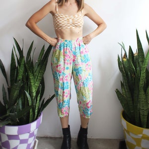 Vintage 1990s Napa Valley green tropical floral cropped trousers pants capris / monstera - pink blue white