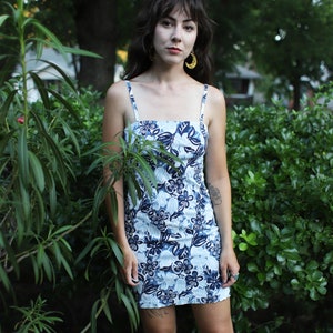 Vintage 1990er XS Byer Too! Minikleid mit hawaiianischem Hibiskusblütenmuster und Spaghettiträgern