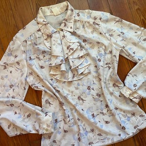 Vintage 1970s v-neck white floral ruffle blouse long sleeve