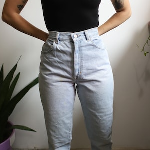 Vintage 1980s 90s 26&quot; Sasson light wash denim mom jeans - high rise / straight leg