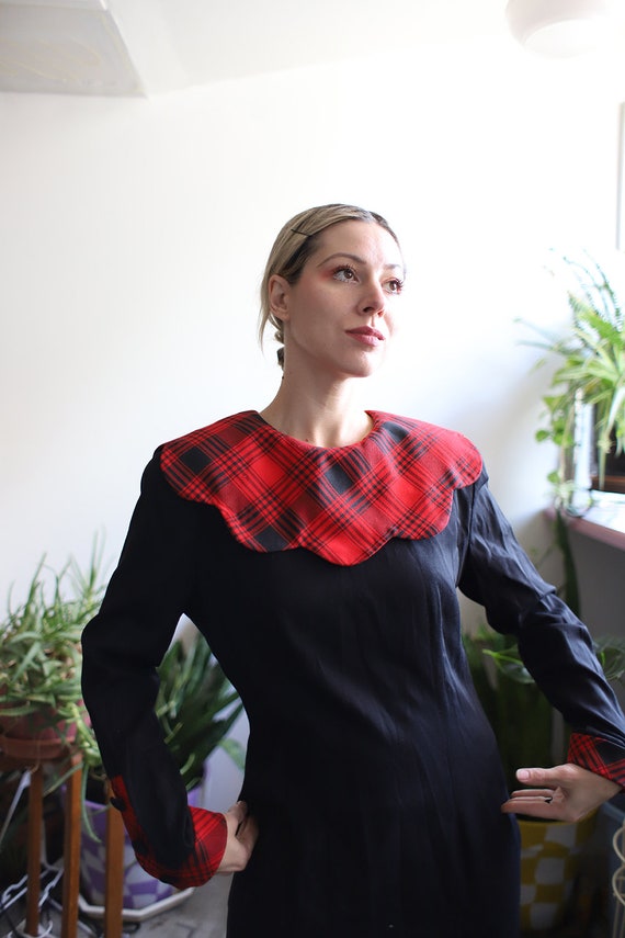 Vintage 1980s black + red plaid scalloped collar … - image 6