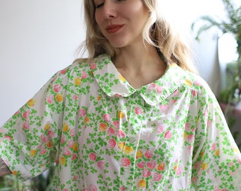 Vintage 1960s short sleeve clover floral housecoat housedress dressing gown snap buttons loungewear