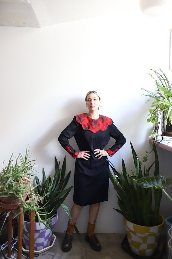 Vintage 1980s black + red plaid scalloped collar … - image 1