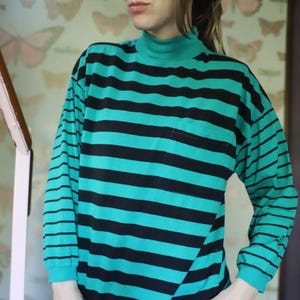 Vtg Vintage 1980er 90er Jahre Langarm grün schwarz gestreiftes Mock Neck T-Shirt