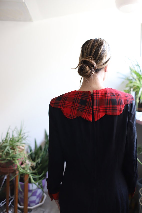 Vintage 1980s black + red plaid scalloped collar … - image 5