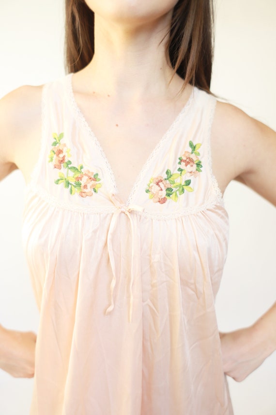 Vintage 1970s small peach pastel sleeveless nylon… - image 3