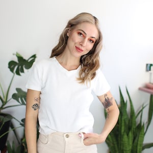 Vintage 2000s 00s y2k Paris Sport Club xs white waffle knit short sleeve v-neck crop top cropped tee