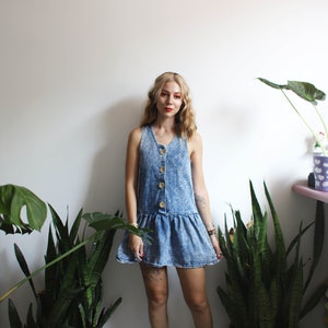 Vintage 1990s xs sleeveless acid wash stonewashed denim jean dress - drop waist mini