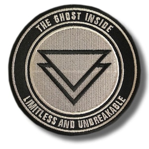 Könnte beinhalten: Ein kreisförmiger gestickter Aufnäher mit hellgrauer Mitte und zwei übereinanderliegenden schwarzen Dreiecken, die nach unten zeigen. Der schwarze Rand enthält den weißen Text THE GHOST INSIDE oben und LIMITLESS AND UNBREAKABLE unten.