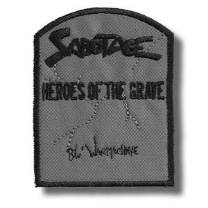 Könnte beinhalten: Ein rechteckiger bestickter Aufnäher mit abgerundeter Oberkante, grauem Hintergrund und schwarzem Rand. Er zeigt den schwarzen Text SABOTAGE, HEROES OF THE GRAVE und B.L. WARMACHINE sowie schwarze gestickte Linien, die wie Risse aussehen.