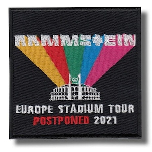Może przedstawiać: Kwadratowa czarna naszywka z białym napisem RAMMSTEIN nad grafiką stadionu z żółtymi, czerwonymi, zielonymi, niebieskimi i różowymi promieniami światła. Poniżej stadionu znajduje się biały napis EUROPE STADIUM TOUR oraz POSTPONED 2021.