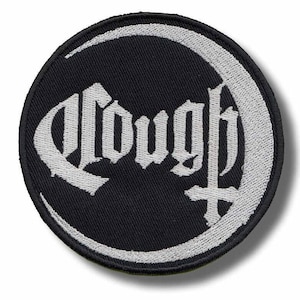 Op de afbeelding: Een ronde geborduurde patch met een zwarte achtergrond en een witte halvemaanvorm. Het woord Cough is in het midden geborduurd in een wit gotisch lettertype, waarbij de letter h uitloopt in een naar beneden wijzend kruissymbool.