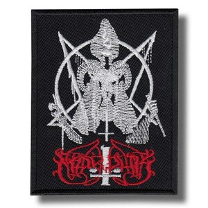 Könnte beinhalten: Ein rechteckiger, schwarz bestickter Aufnäher mit einem weißen kreisförmigen Design, das eine gehörnte Figur und ein Pentagramm zeigt. Unter dem Design befindet sich roter, stilisierter Text über einem weißen umgedrehten Kreuz als Kontrast.