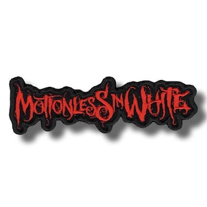 Op de afbeelding: Een rechthoekige geborduurde patch met de tekst Motionless In White in een gestileerd, grillig rood lettertype. De letters zijn omlijnd in het zwart, met een dikke zwarte rand die de onregelmatige vorm van het tekstontwerp volgt.