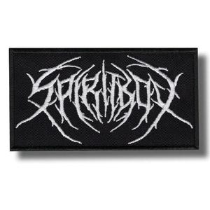 Könnte beinhalten: Ein rechteckiger, schwarz bestickter Aufnäher mit dem weißen Schriftzug SPIRITBOX in einer stilisierten, gezackten, astähnlichen Schriftart. Die Stickerei hat ein dichtes, strukturiertes Aussehen mit einem klaren Rand um das Design.