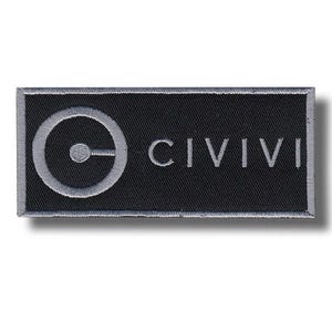 Può includere: Una toppa rettangolare ricamata nera con un logo circolare grigio argento con un punto centrale e una linea orizzontale sul lato sinistro, seguita dal testo CIVIVI in filo grigio argento abbinato, il tutto bordato da un bordo grigio argento.