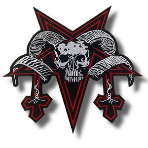 Puede incluir: Un parche bordado que presenta un cráneo blanco central con grandes cuernos curvos, colocado sobre un pentagrama invertido negro y rojo. Dos pequeñas cruces invertidas con detalles en blanco cuelgan de los puntos inferiores del diseño.