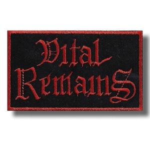 Pode incluir: Um emblema retangular bordado com fundo preto e borda vermelha. O texto Vital Remains está costurado em uma fonte gótica vermelha estilizada no centro do emblema, criando um design de alto contraste com letras claras e bem definidas.