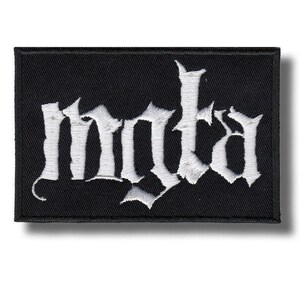 Puede incluir: Un parche rectangular bordado en negro que presenta el texto blanco mgla en una fuente gótica estilizada. El parche tiene un fondo negro sólido con un borde grueso cosido en negro que rodea toda la forma rectangular de la pieza de tela.