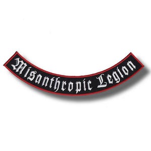 Op de afbeelding: Een gebogen, zwarte geborduurde patch met de witte tekst Misanthropic Legion in een gotisch lettertype. De patch heeft een opvallende rode rand die de gehele vorm omlijnt, wat zorgt voor een scherp contrast met de zwarte stoffen achtergrond.