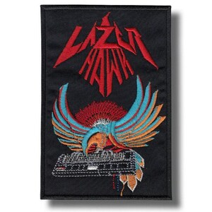 Può includere: Una toppa rettangolare ricamata nera con il testo rosso LAZER HAWK nella parte superiore. Sotto il testo si trova un uccello colorato con ali blu e arancioni, raffigurato con gli artigli appoggiati su una tastiera sintetizzatore nera.