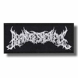 Può includere: Una toppa rettangolare ricamata nera con filo bianco che mostra il testo BRAND OF SACRIFICE in un carattere in stile death metal stilizzato, frastagliato e complesso. Il design è centrato su uno sfondo in tessuto nero tinta unita.