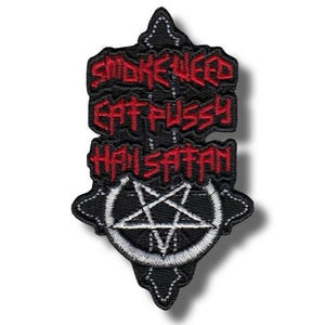 以下が含まれることがあります： SMOKE WEED, EAT PUSSY, HAIL SATANという赤い文字が刺繍された黒いワッペン。文字の下には、白い三日月の中に白い五芒星のシンボルが刺繍されており、全体が黒い布地の背景に配置されています。