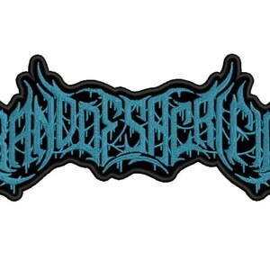 Puede incluir: Un parche bordado que presenta el texto "BRAND OF SACRIFICE" en una fuente azul claro estilizada y dentada con un efecto de goteo. Las letras están delineadas en negro, creando un diseño de alto contraste adecuado para fijar en ropa.