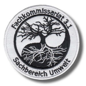 Puede incluir: Un parche bordado circular con un diseño en blanco y negro de un árbol con raíces visibles. El texto "Fachkommissariat 3.1" está arqueado en la parte superior y "Sachbereich Umwelt" está arqueado en la parte inferior en hilo negro.