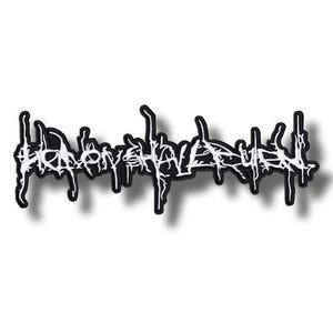 Puede incluir: Un parche bordado en blanco y negro con el texto Heaven Shall Burn en una tipografía death metal estilizada, dentada y con efecto de goteo. El diseño consiste en costuras de hilo blanco sobre un fondo de tela negra con estética definida.