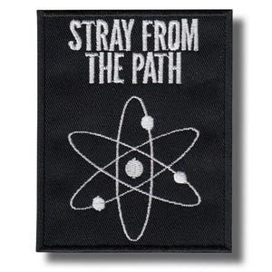Può includere: Una toppa rettangolare nera ricamata con il testo bianco STRAY FROM THE PATH nella parte superiore. Sotto il testo si trova un simbolo atomico bianco ricamato composto da un nucleo centrale e tre anelli ellittici in orbita.
