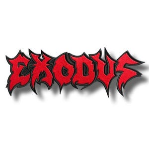 Könnte beinhalten: Ein roter Stickaufnäher mit dem Wort EXODUS in einer gezackten, stilisierten Schriftart. Die Buchstaben sind mit leuchtend rotem Garn gefüllt und mit einem dicken schwarzen Rand versehen, was dem Textdesign ein scharfes, kantiges Aussehen verleiht.